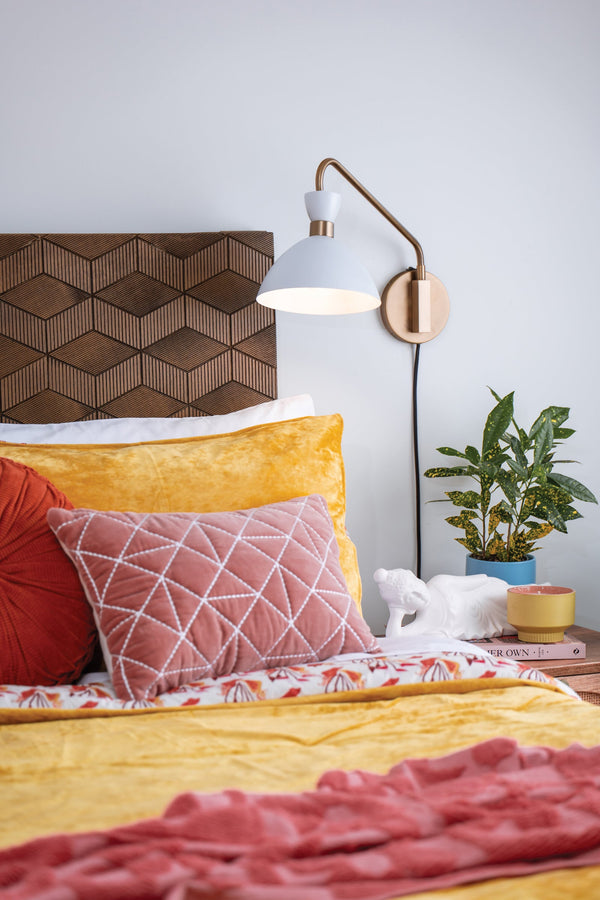 Quaelle 8" Medium Single Light Plug-in Sconce, Matte White